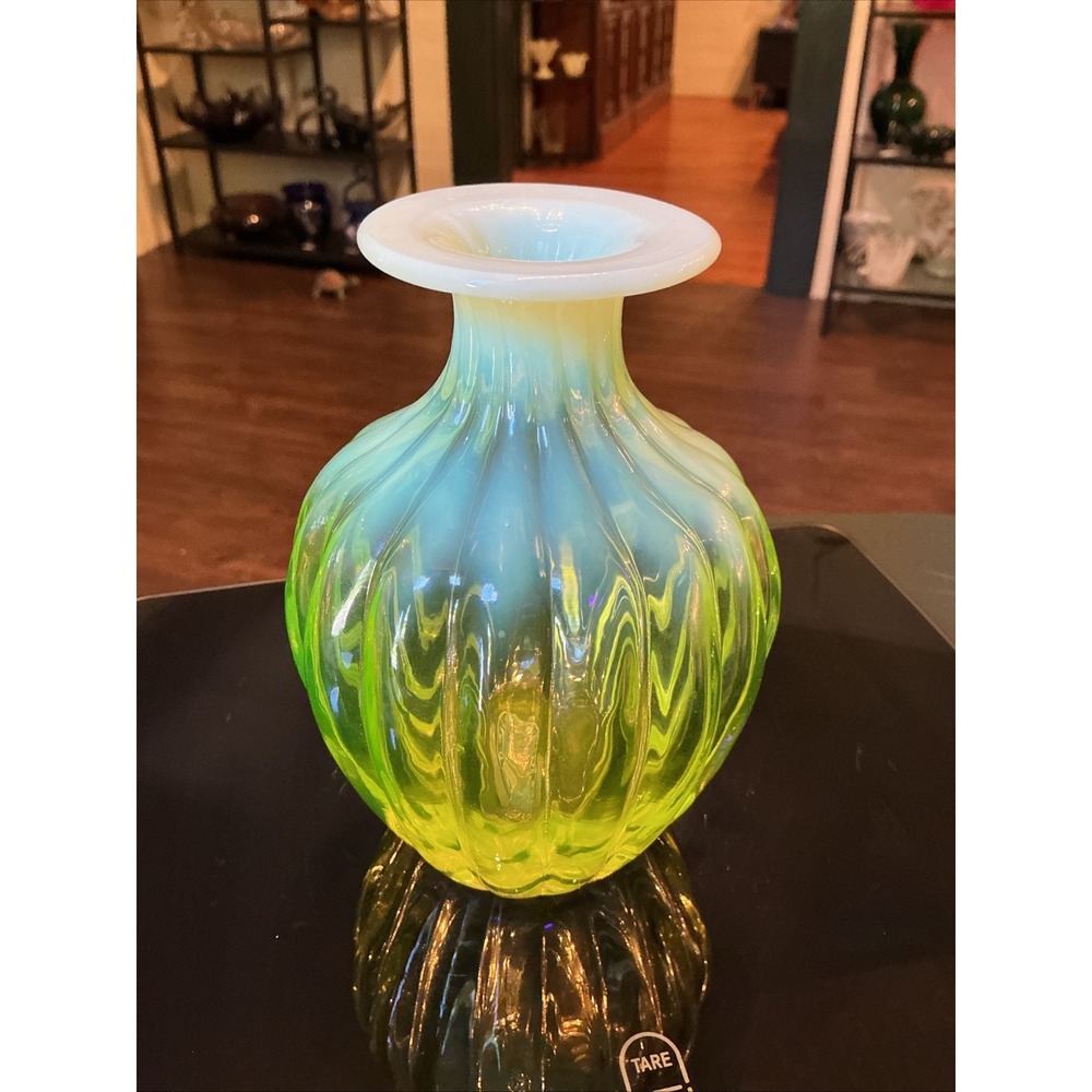 Gibson Glass 2001 Lime Green Opalescent Ribbed Art Glass 6",Vase Hand‎ Blown